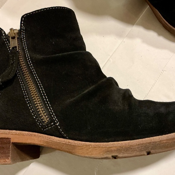 Sofft black suede "Aqua Soft" booties with side zipper, size 8.5 - Picture 6 of 6